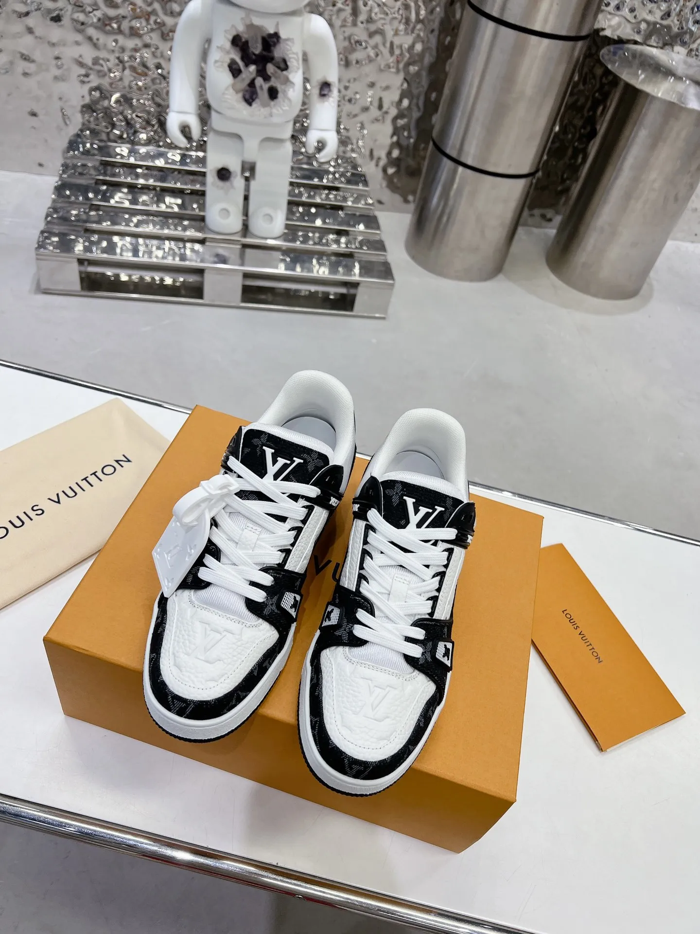👟👟Ex-factory price 840👟👟 Women's Shoes Factory LV top version 2023 new model Purchasing quality LV~Louis Vuitton Lv TRAINER's best-looking sneakers, Donkey Brand strongly promotes new products, official website limited edition retro basketball sneakers! Both high-cut and low-cut products cost money to purchase an accurate 1:1 replica of the original version. The details are invincible and full of sincerity. The imported and customized original cowhide leather is the same as the original version. The details are 100% restored. The private model customizes the original one-piece T👟👟 ex-factory price U outsole. It is different from other brands. Without the original version, this effect cannot be achieved!    Men's and women's models 35-40 39-45 (45 and 46 are customized and cannot be returned or exchanged)